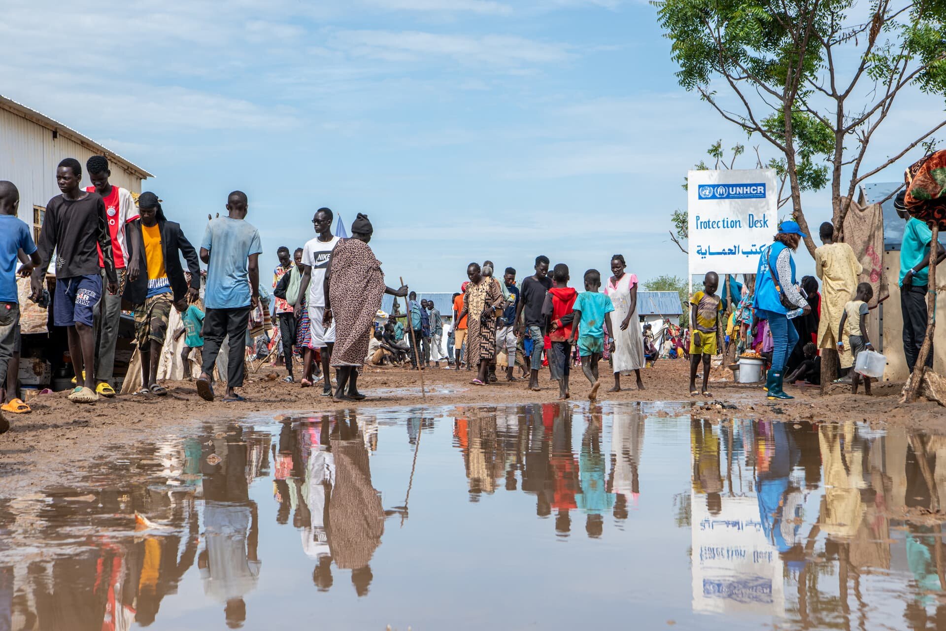 De fortes pluies inondent le centre de transit du HCR à Renk, dans l’État du Haut-Nil, au Soudan du Sud. Le centre accueille des milliers de personnes qui ont fui le conflit au Soudan, la majorité d’entre elles étant des Sud-Soudanais de retour. ©HCR/Samuel Otieno