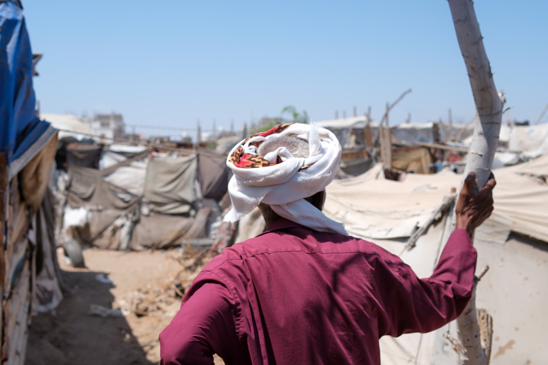 Yemen. Ahmed looks into the distance, across Amaar bin Yasser site for internally displaced people. ©UNHCR/Gregory Doane